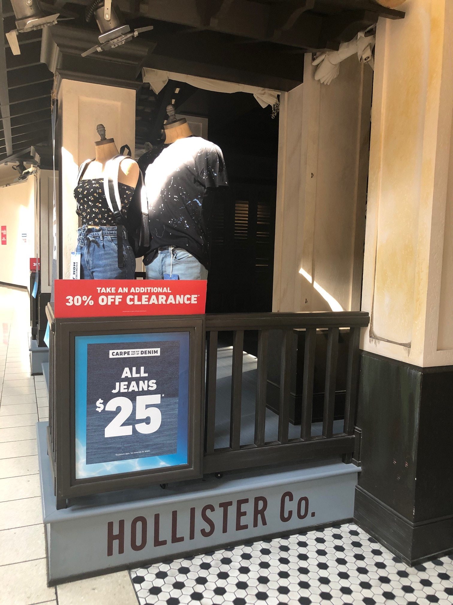 Hollister Co Salmon Run Mall